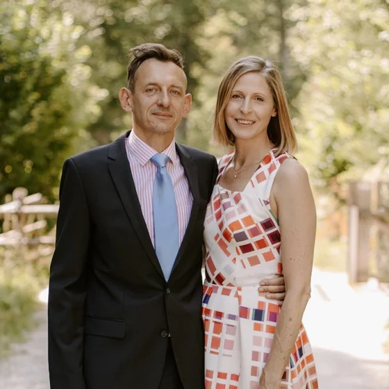 Elaine und Richard lächelnd nebeneinander